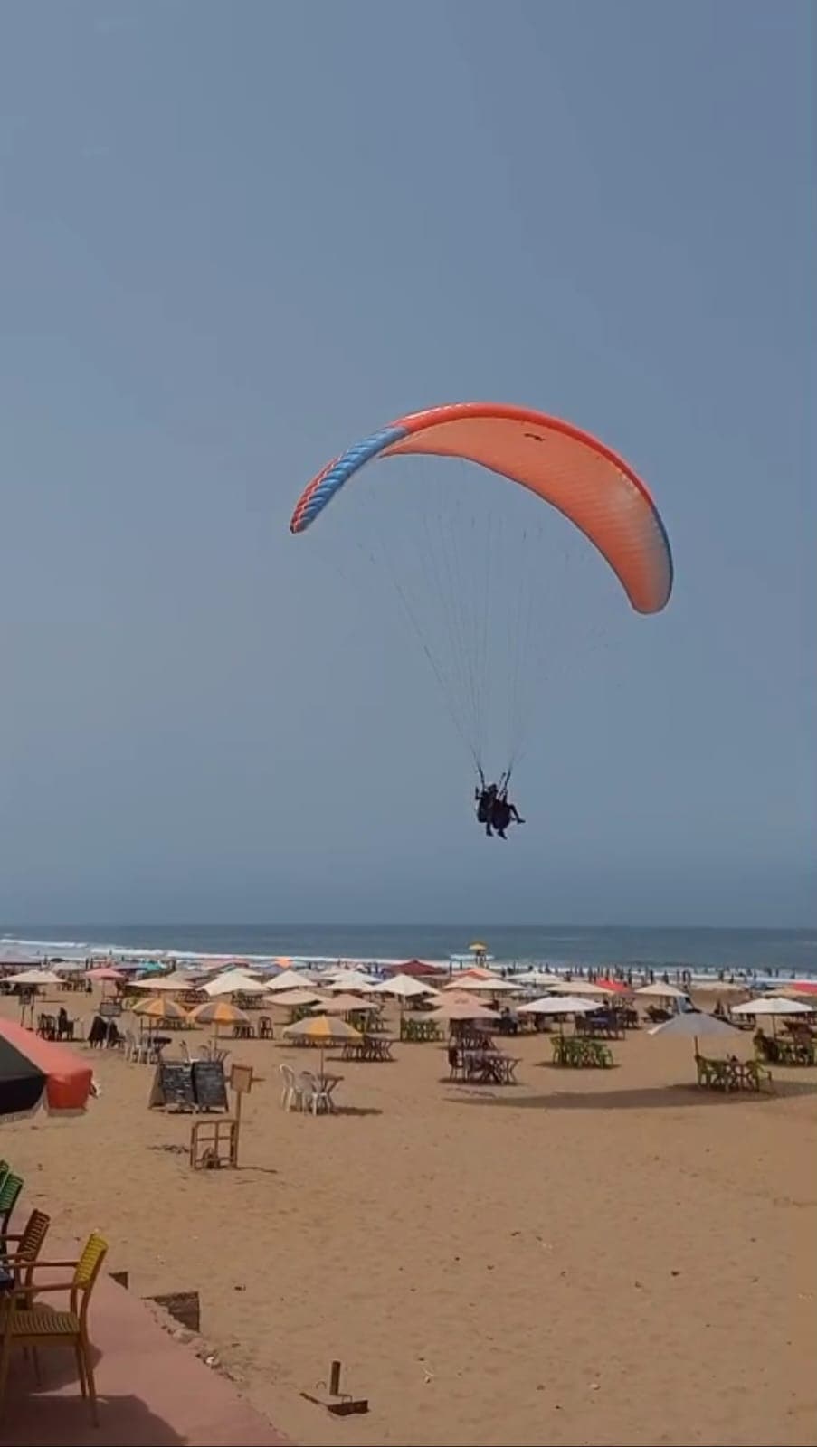 Parapente au-dessus de la plage d'Aglou et de ses parasols