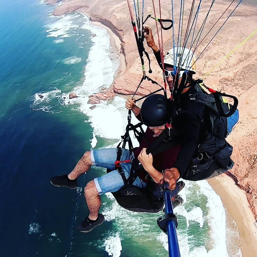 Selfie en vol : passager et pilote au-dessus de l'océan et de la plage